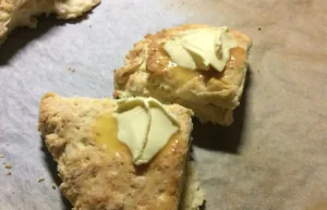 Lämmin, perinteinen teeleipä voin kera.